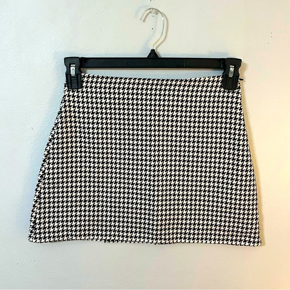Black and White Boohoo Mini Skirt! Tag says size 4 but really fits a 0/2